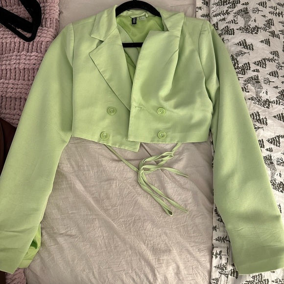 Lime green cropped blazer, back is split open with tie - Picture 1 of 3